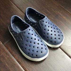 Navy blue rubber shoes with white sole